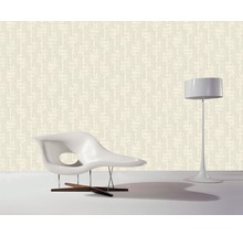 Dekoratives Wohnzimmer mit gemusterter Tapete, Design Stuhl und Stehlampe