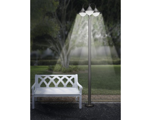 Scène avec banc de jardin et triple lampadaire d''extérieur