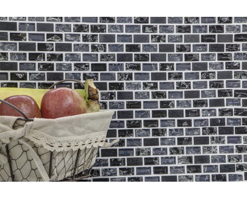 Mur de carreaux de mosaïque avec corbeille de fruits