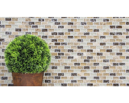 Dekorative Wand mit Mosaikfliesen und Topfpflanze