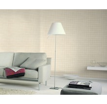 Wohnzimmer mit gemusterter Tapete, Sofa und Stehlampe für eine helle und organisierte Atmosphäre.