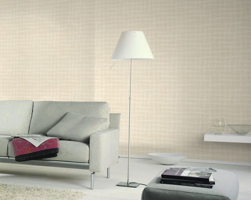Wohnzimmer mit gemusterter Tapete, Sofa und Stehlampe für eine helle und organisierte Atmosphäre.