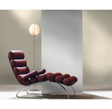 Wohnszene mit Sessel, Lampe und gemusterter Tapete