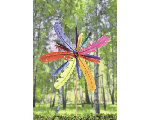 Éolienne avec des plumes colorées comme décoration de jardin