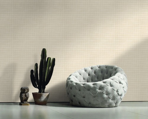 Wohnzimmer mit gemusterter Tapete, Sessel, Kaktus und Dekofigur