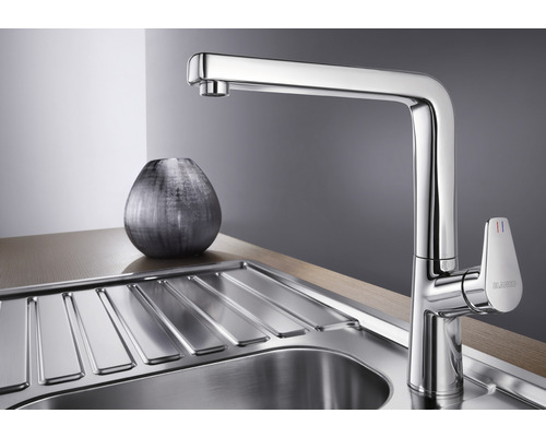 Robinet de cuisine en métal à côté de l''évier