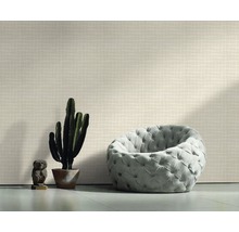 Scène avec papier peint à motifs, fauteuil, cactus et figurine décorative