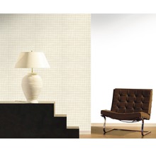 Vue d''une pièce avec papier peint à motifs, lampe et fauteuil