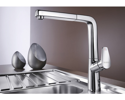 Blanco Logo Küchenarmatur auf einer Spüle