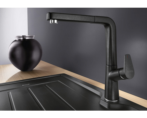 Küchenarmatur mit Auslauf vor Spüle und Vase