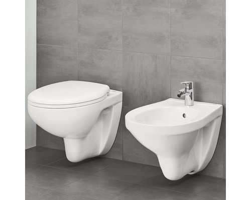 Wandhängendes WC und Bidet im Badezimmer