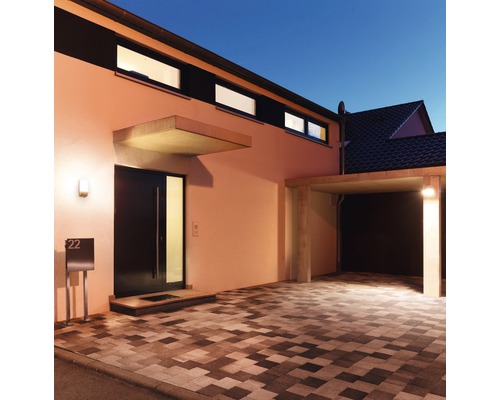 Maison individuelle avec abri voiture et allée pavée de nuit