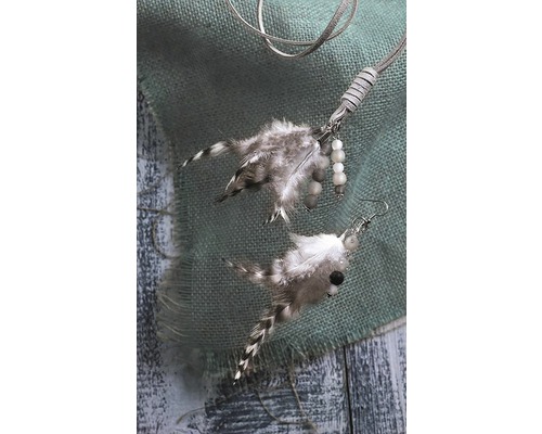Collier avec pendentif en plumes et boucles d''oreilles assorties