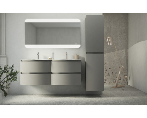 Badezimmer mit Waschtisch, Spiegelschrank und Hochschrank für ein modernes Ambiente.