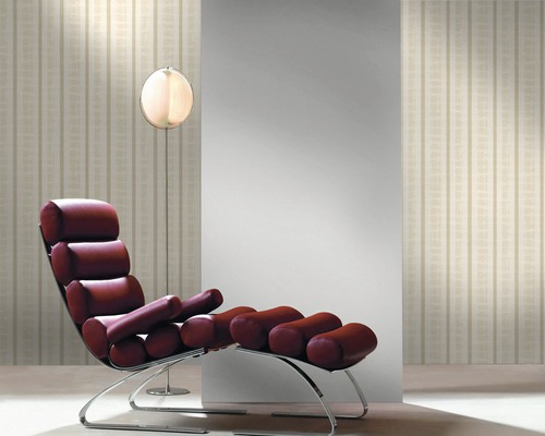 Intérieur avec fauteuil, lampadaire et papier peint à motifs