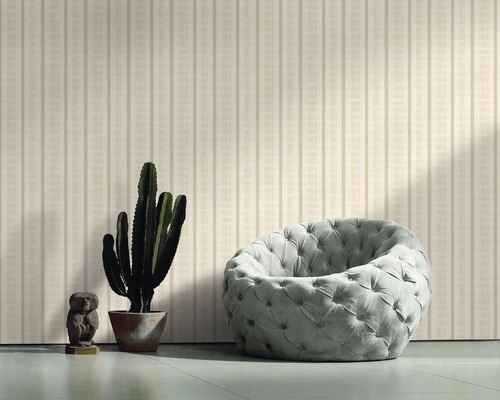 Vue d''une pièce avec du papier peint rayé, un fauteuil et des décorations