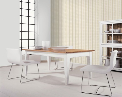 Salle à manger avec table en bois, chaises blanches et vitrine devant un papier peint rayé