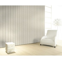 Heller Raum mit Wandpaneelen, Sessel und Lampe