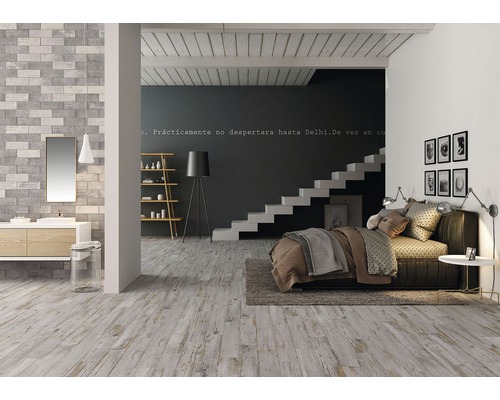 Helles Schlafzimmer und Badezimmer mit Waschtisch, Spiegel, Treppe, Bett und Dekoration