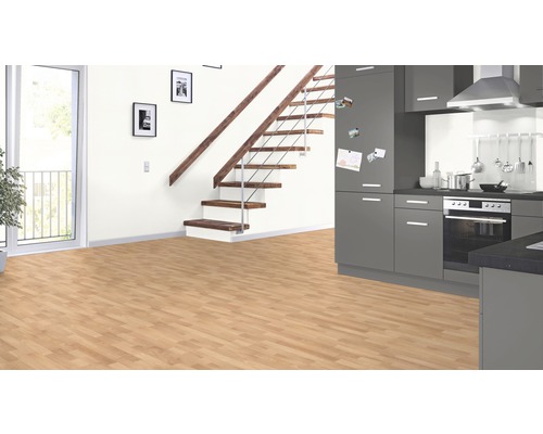 Wohnraum mit Laminatboden, Treppe und Küchenzeile für eine helle und einladende Atmosphäre.