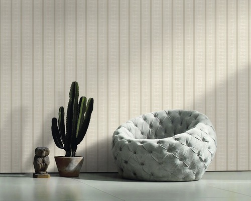 Scène avec papier peint à rayures verticales, fauteuil, cactus et figurine décorative