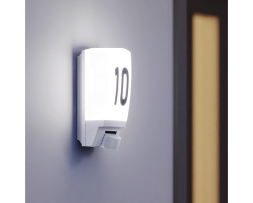 Applique murale blanche avec le numéro 10