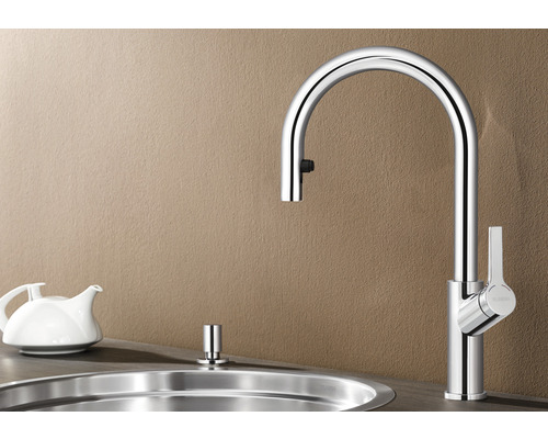 Küchenarmatur aus Metall mit hohem Auslauf und Spülmittelspender