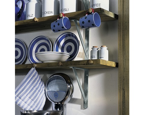 Regale mit Geschirr, Tassen, Vorratsbehältern und Küchenwaage