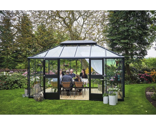 Serre avec famille mangeant dans le jardin