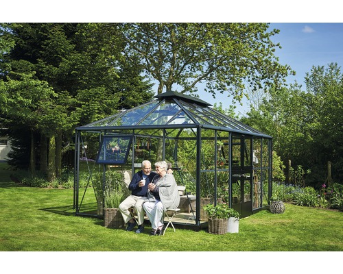 Serre de jardin avec couple assis dans le jardin.