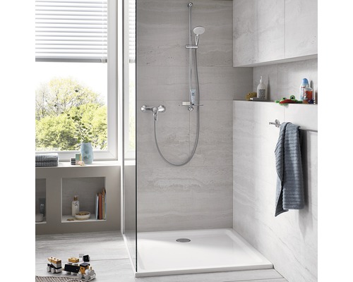 Modernes Badezimmer mit Dusche, Armatur und weißer Duschwanne.