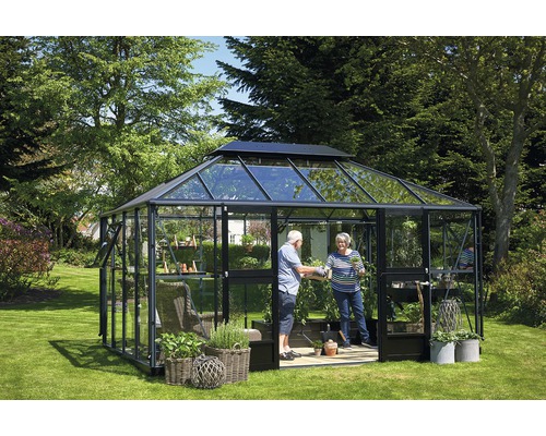 Serre avec deux personnes dans le jardin