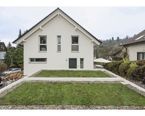 Modernes Wohnhaus mit begrüntem Dach und minimalistischem Design.