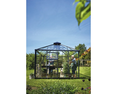 Serre avec deux personnes, jardin et plantes