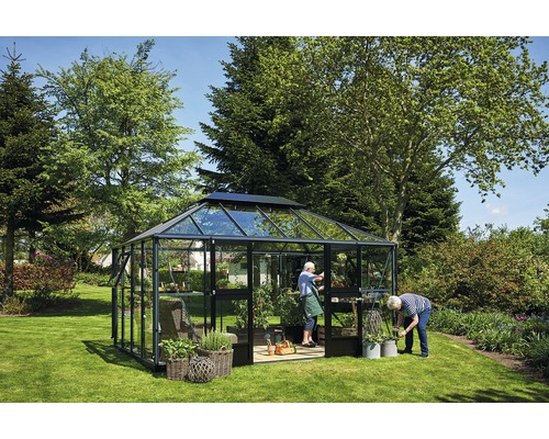 Serre de jardin avec des personnes qui jardinent