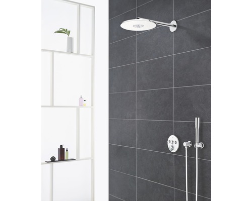 Salle de bains avec douche de tête et robinetterie sur mur carrelé