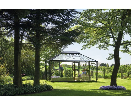 Serre en verre avec des personnes dans le jardin