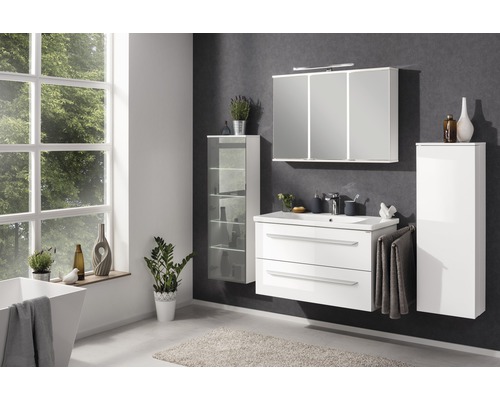 Salle de bain lumineuse avec meuble-lavabo, armoire de toilette, armoire haute et fenêtre