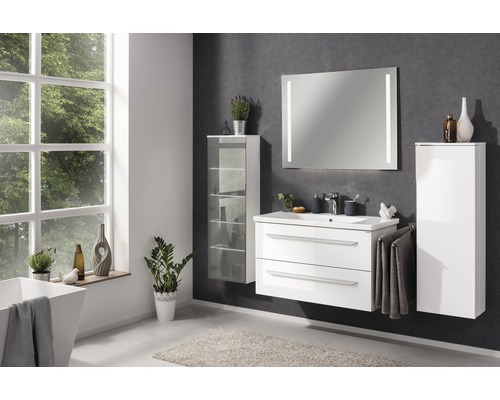 Salle de bains avec lavabo, miroir, meuble sous-lavabo et armoires hautes