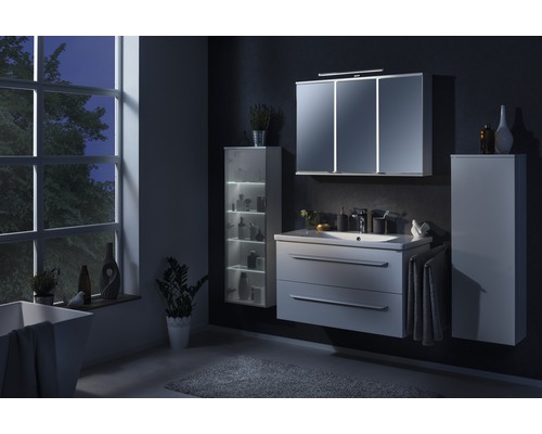Salle de bains moderne avec meuble-lavabo, armoire de toilette et armoires hautes avec éclairage