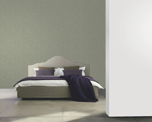 Schlafzimmer mit gemusterter Tapete, Bett und Bodenfliesen für ein harmonisches Raumgefühl