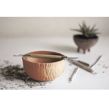 Bol en céramique avec outils de modelage