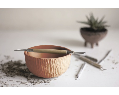 Keramikschale mit Modellierwerkzeug