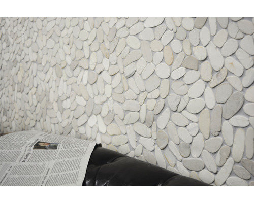 Aménagement mural avec des carreaux de mosaïque de galets de rivière