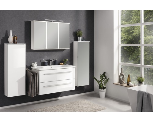Salle de bain moderne avec meuble-lavabo blanc, armoire de toilette et armoire haute