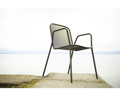 Gartenstuhl aus Metall mit Armlehne am See