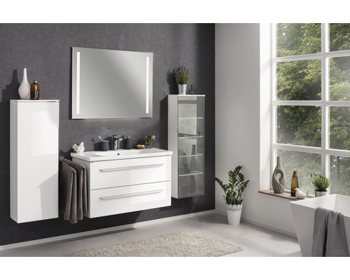 Salle de bains moderne avec meuble-lavabo, armoire de toilette et armoire haute pour les accessoires de salle de bains