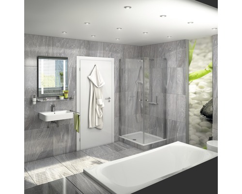 Badezimmer mit Badewanne, Dusche, Waschbecken, Spiegel und Accessoires