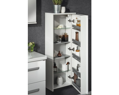 Armoire de salle de bains ouverte avec étagères en verre pour ranger les articles de salle de bains