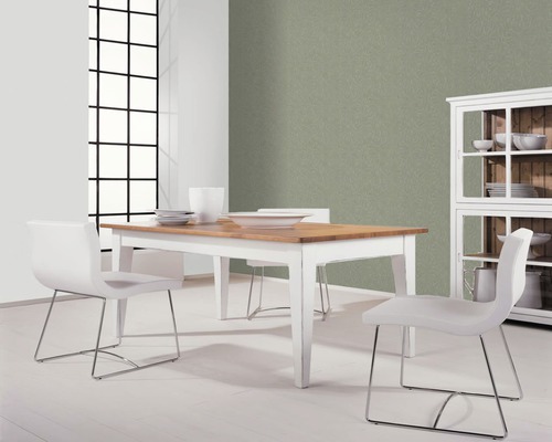 Esszimmer mit Esstisch, Stühlen und Geschirrschrank in einem hellen Raum